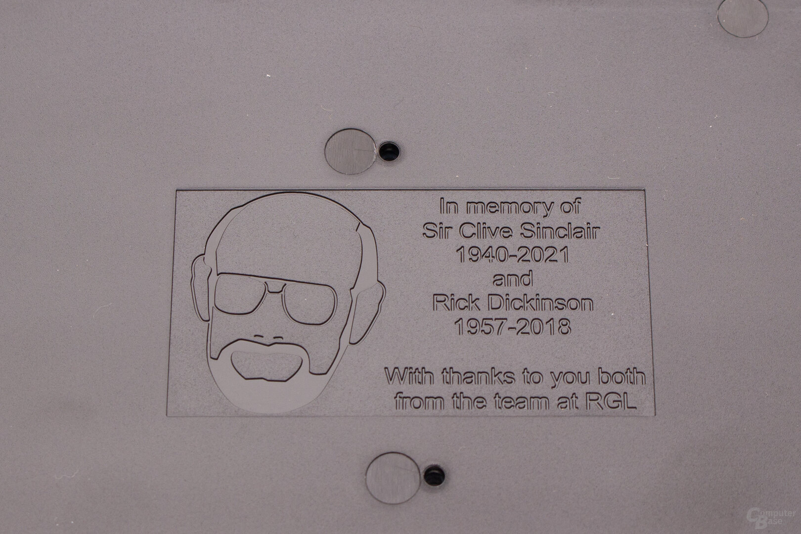 Le respect témoigné à Sir Clive Sinclair et Rick Dickinson ne peut être vu que par ceux qui regardent à l'intérieur de The Spectrum.