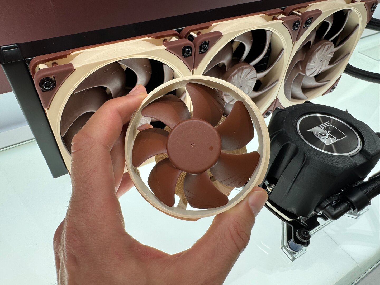 Opcionalmente se puede poner un ventilador de 80 mm como disipador VRM usando un imán.