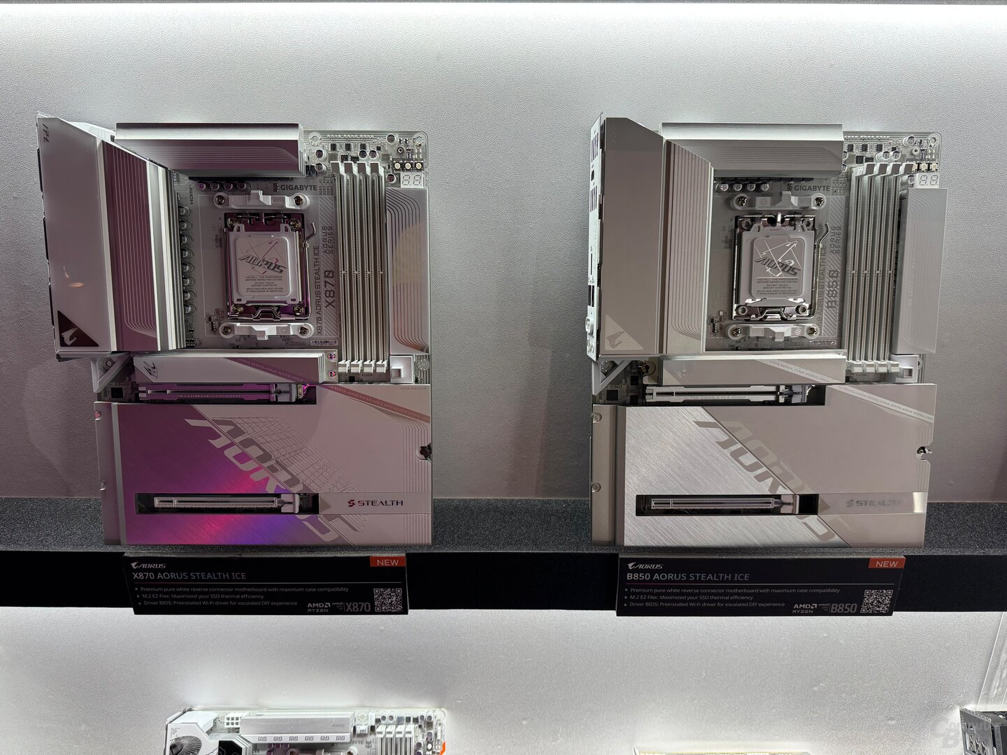 Gigabyte mostra i nuovi grafici delle mani di Aorus Stealth Ice su ComputeX