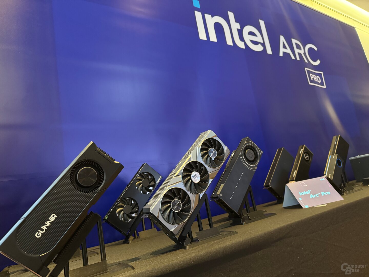 Intel Arc Pro B60 fås i meget forskellige designs fra 120 til 200 watt eller endda i dual GPU versioner