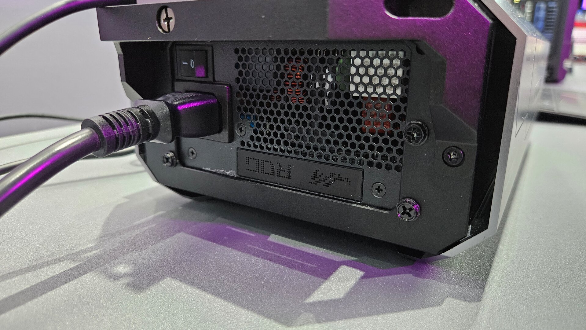 Une alimentation SFX classique est au bas de la station XG 3